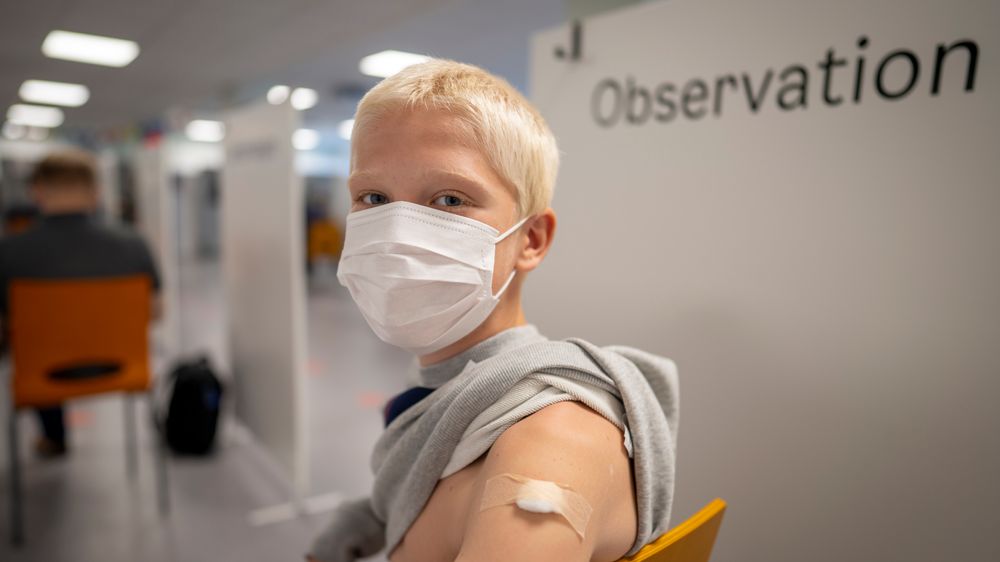 USA vurderer å vaksinere barn mellom fem og tolv år mot korona. Her sitter 
13-åringen Eirik Lyngstad på observasjonsposten på Bjerke vaksinesenter i Oslo etter å ha fått første dose med Pfizer-vaksine mot koronavirus.