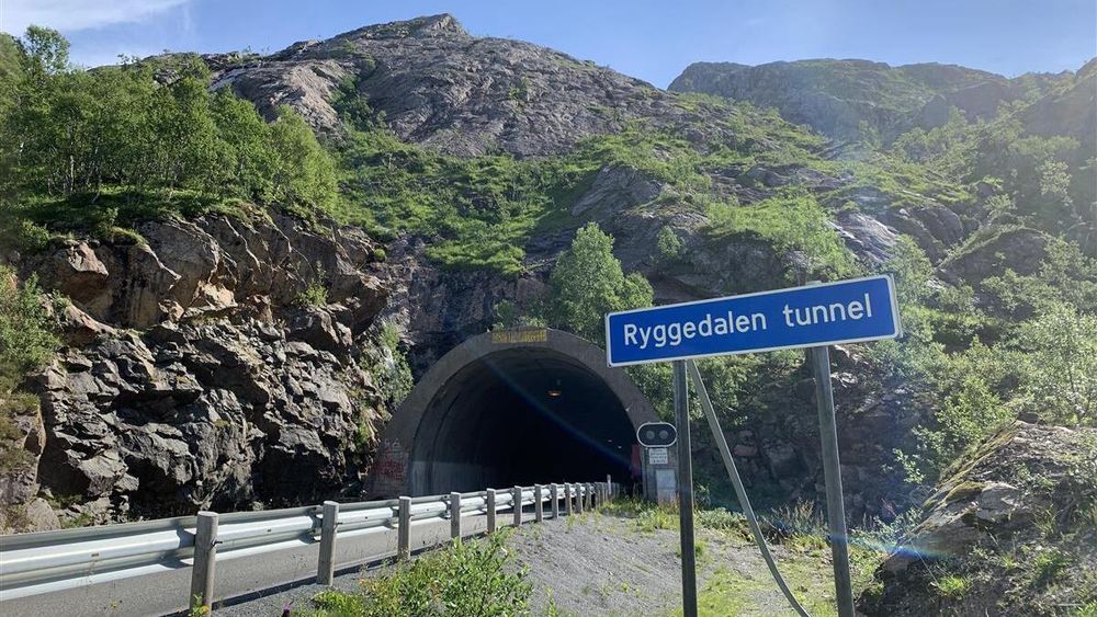 Ryggedalstunnelen (Bøtunnelen) er 1625 meter lang og ble åpnet i 1980.