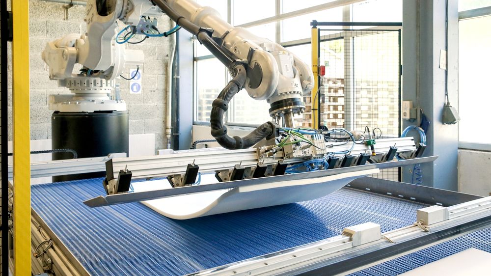 Selv om det er en stor investering å sette roboter inn i produksjonen, gjør det over tid at norske bedrifter kan få ned kostnader til et nivå som er konkurransedyktig med lavkostland.
