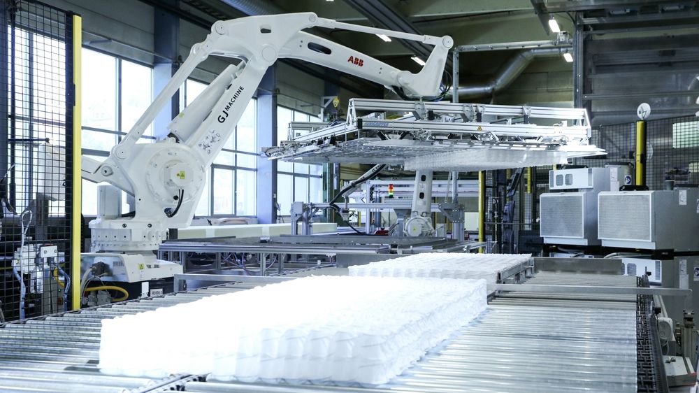 Robotene er industriroboter produsert av ABB og satt opp av Skodje-bedriften GJ Machine, en bedrift som har spesialisert seg på å tilpasse roboter til ulike industrier.