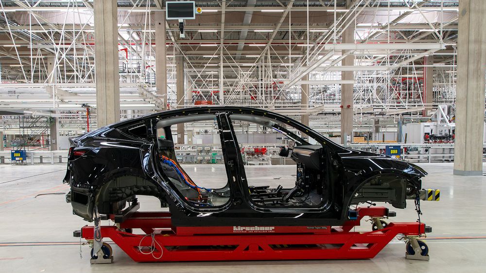 Teslas lakkeringsverksted skal være svært avansert, ifølge Elon Musk. Her er et ferdig lakkert karosseri.