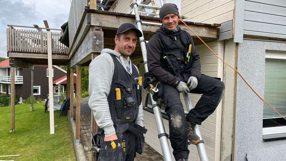 David Øynes og Arne Knudsen jobbet gratis med et hus på Tromsøya etter at arbeidsgiveren hadde gått konkurs.