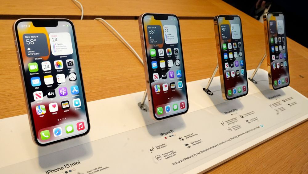 Apples nye mobiltelefoner utstilt på den første dagen de var i salg i New York 24. september. Produksjonen av mobiltelefonene ventes å bli lavere enn ventet, som følge av databrikkemangel, ifølge Bloomberg. 