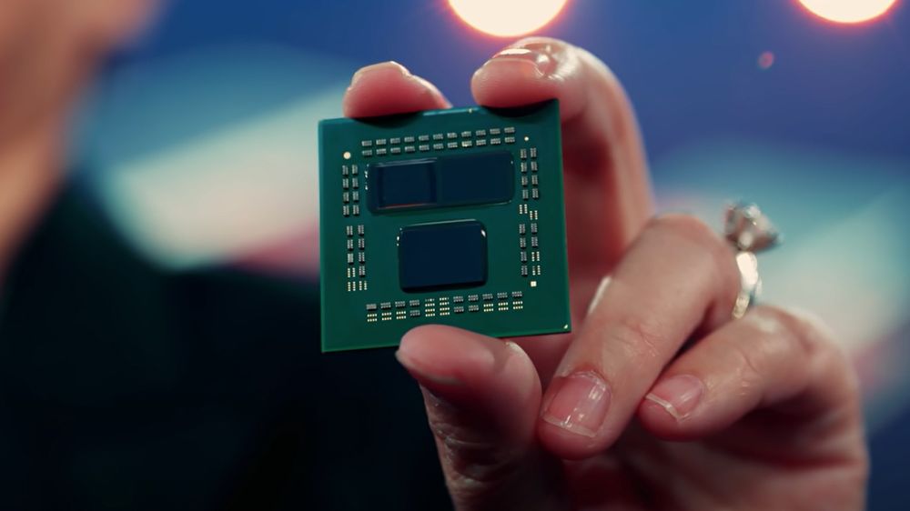Bildet viser en AMD-prototype hvor CPU-kjernene og cacheminnet befinner seg i to ulike chiplets som er pakket i sammen i en prosessorbrikke.