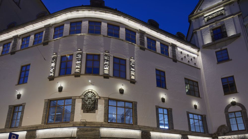 Den diskré fasadebelysningen på dette bygget i Markeveien i Bergen skal fremheve bygningens arkitektoniske uttrykk.