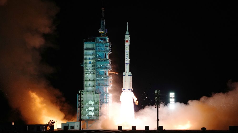 Her blir romfartøyet Shenzhou-13, på toppen av en Long March-2F-bærerakett, skutt opp fra oppskytingsfeltet Jiuquan i Gobiørkenen.