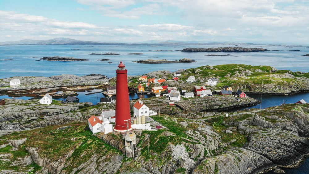 Store deler av året er det bare fyret som trenger strøm på Utvær. Lykta må lyse og fukt må holdes ute for å unngå korrosjon i tårnet.