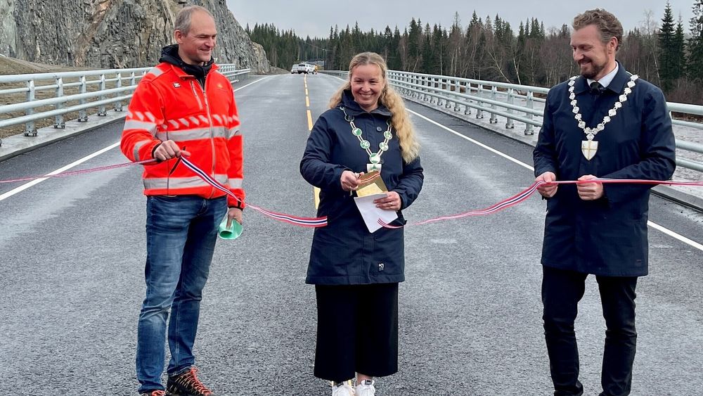 Ordfører i Grong Borgny Kjølstad Grande klippet snoren, og Fjerdingelvbrua er offisielt åpnet.