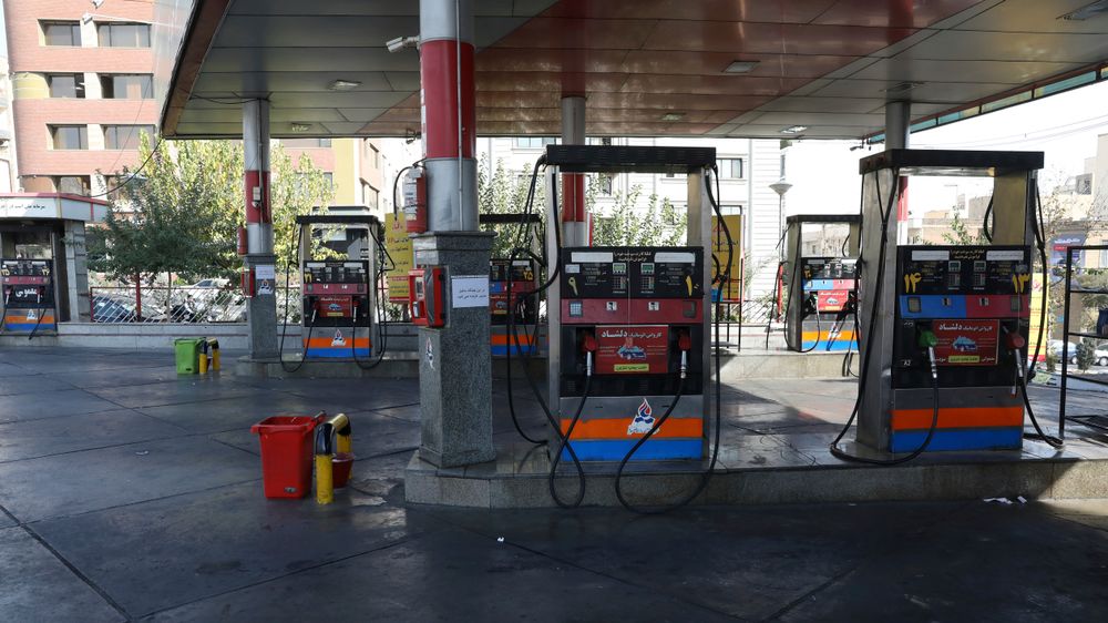 Iranere kjøper drivstoff på bensinstasjonene med et kort utstedt fra staten. Tirsdag var alle stasjonene nede etter et cyberangrep.