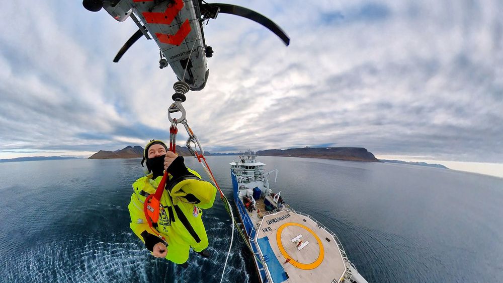 TUs reporter Eirik Helland Urke heises opp med helikopter fra Polarsyssel.