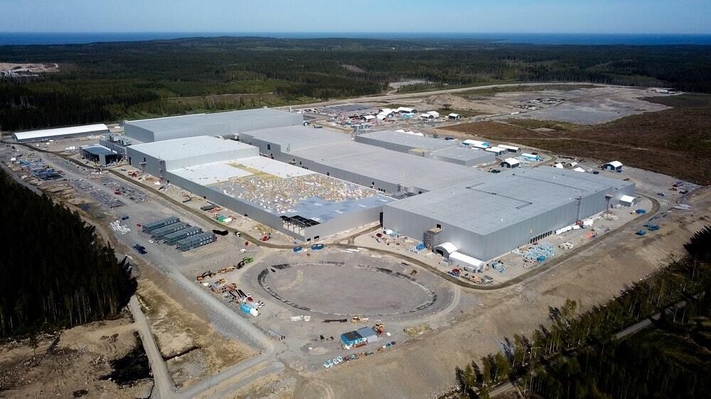 Norsk Industri mener Norge bør lære av hvordan den svenske batterigiganten Northvolt rekrutterer når batteri-industrien skal løse kompetanse-problemet i årene som kommer. I 2025 skal det jobbe 3000 ansatte her i Skellefteå i Nord-Sverige. Bildet er fra juni 2021.