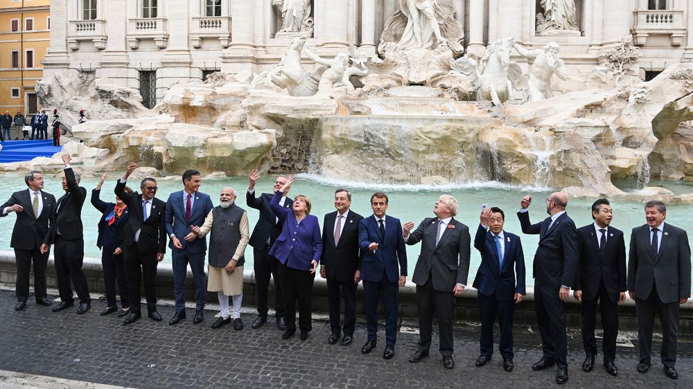 «Familiebilde» av verdenslederne på G20-møtet foran Fontana di Trevi i Roma.