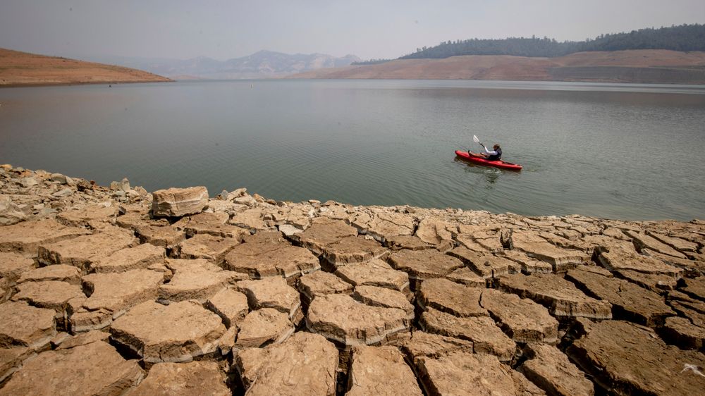 En kajakk i Lake Oroville i California, der hetebølgen i august medførte svært lav vannstand.