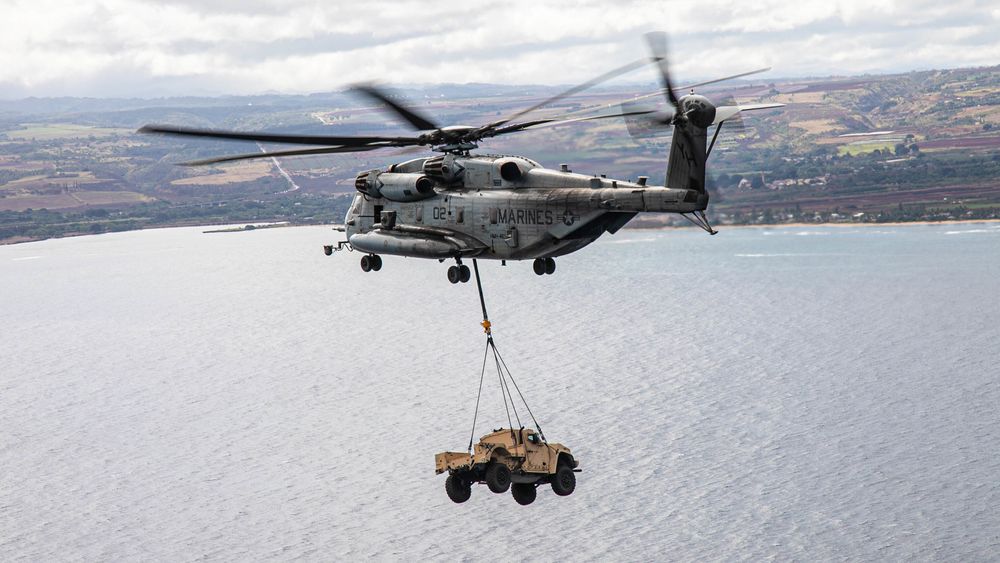 US Marine Corps er en av de nye NSM-brukerne. Her frakter et CH-53E Super Stallion-helikopter NSM inne i lasterommet og ei JLTV-feltvogn underhengende på Hawaii i forbindelse med øving på å flytte Nmesis-kystartilleriet.