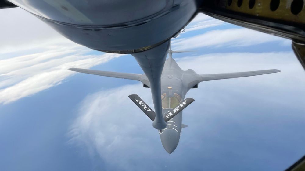 Et av de to B-1B Lancer-flyene etterfyller drivstoff fra et KC-135 Stratotanker på vei tilbake til England etter trening i Norge mandag 1. november.