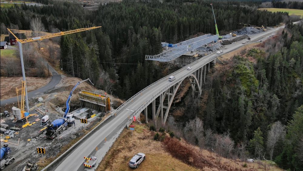 Den 80 år gamle Stavåbrua trenger reparasjoner. Derfor bygger Statens vegvesen nå ny midlertidig bru som skal brukes mens reparasjonen blir gjort.