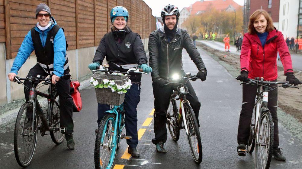 -Vi gleder oss over den nye sykkelstrekningen! Richard Liodden Sanders (f.v.), Elin Øvren, Daniel Milford Flathagen og Hilde Guldteig Lien. 