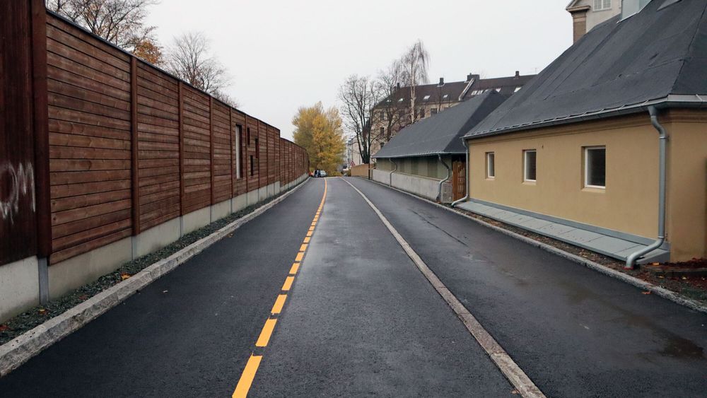 Den nye sykkelruta går forbi Lilleby skole, hvor to verneverdige bygg har blitt flyttet inn i skolegården for videre bruk i minst hundre år til.