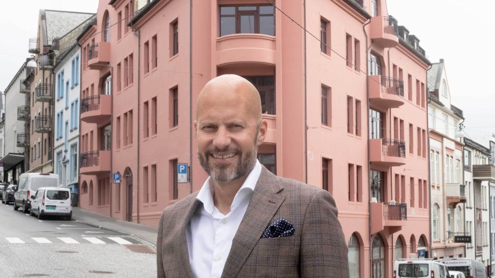 Administrerende direktør Christian Pritchard i Nortel utenfor selskapets lokaler i sentrum av Ålesund. Selskapet har nå 71.000 sim-kort ute hos bedriftskundene.