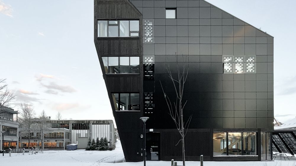 Zeb-laboratoriet i Trondheim er dekket av solceller. Nå må vanlige utbyggere følge etter, mener Hassan Gholami.