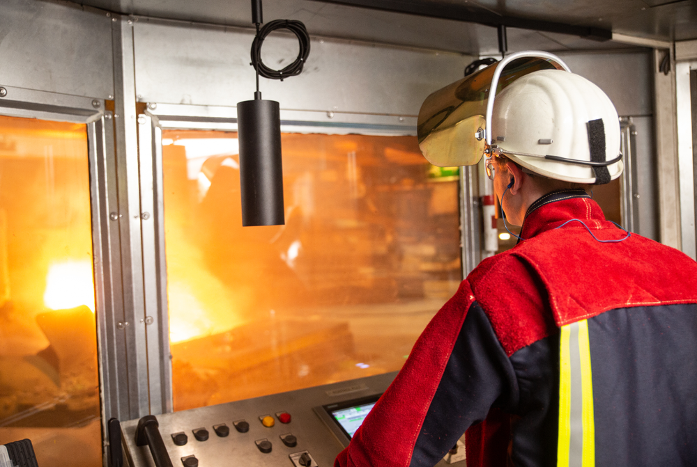 Ferromangan produseres i elektriske smelteovner, blant annet i Norge. Ved tapping fra ovnene skjer noe uønsket: Så mye som 10 til 15 prosent av metallet fanges i biproduktet slagg. Det koster produsentene dyrt.