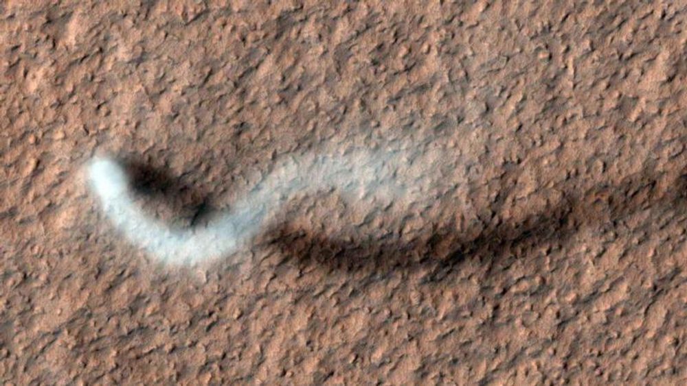 En støvvirvel på Mars. Bildet ble tatt av High Resolution Imaging Science Experiment (HiRISE)-kameraet på NASAs romsonde Mars Reconnaissance Orbiter. Bildet dekker et område på rundt 644 meter i diameter. Nord er mot toppen. Ut fra lengden på skyggen antas det at virvelen er 800 meter høy.