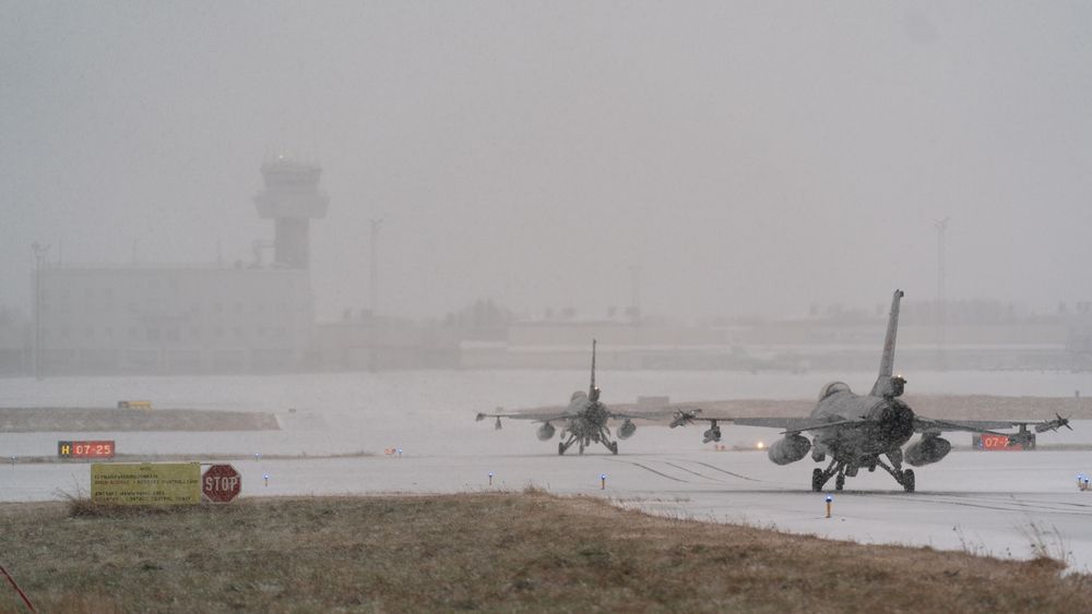 To F-16 på Nato-beredskap gjør seg klare for avgang fra Bodø flystasjon.