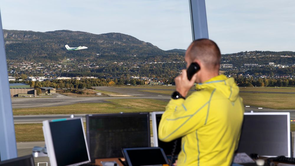 En flygeleder overvåker og dirigerer flytrafikken i og rundt Norge i flytårnet på Værnes. Illustrasjonsfoto.