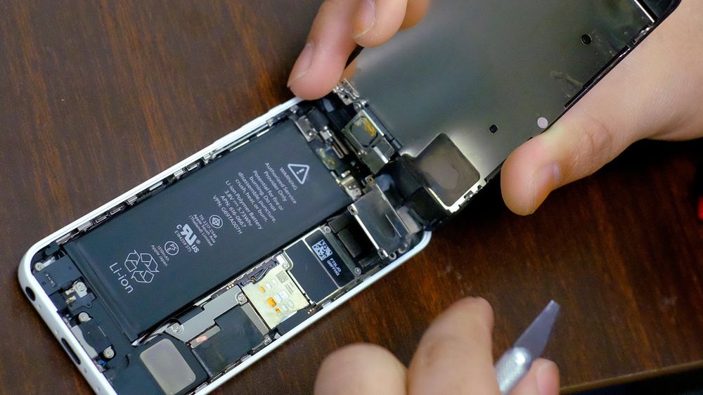 Batteriet til en iPhone er avdekket på et verksted i New York i 2016.