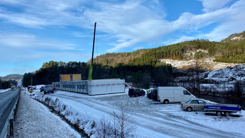Til venstre går dagens E39. Helt til høyre i bildet ser du anleggsaktivitet opp mot påhugget til Rossåstunnelen.