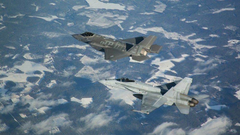Finsk F/A-18C Hornet og amerikansk F-35A i lufta sammen under HX Challenge i 2020.