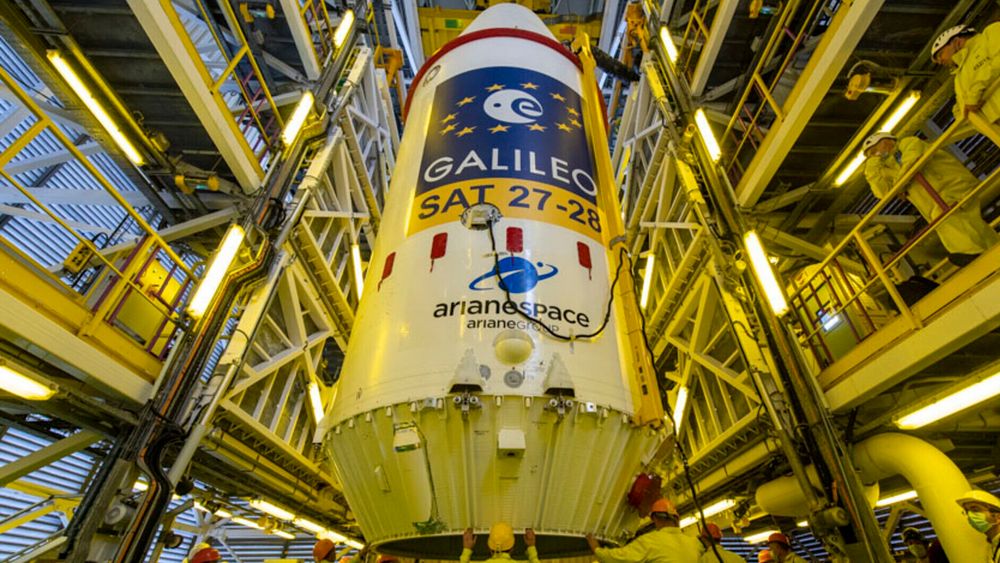 Det øverste trinnet, kalt Fregat, med de to nyeste Galileo-satellittene før det ble montert på toppen av de øvrige tre trinnene til Soyuz-raketten.