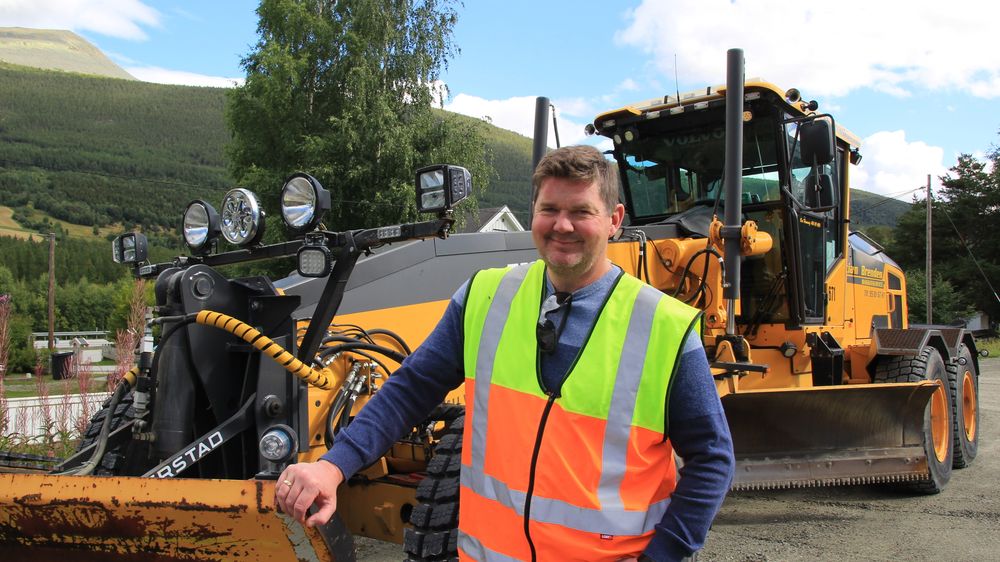 Stian Brenden kan smile. Firmaet hans ligger foreløpig best an i konkurransen om driften av fylkesveiene i Ottadalen. 