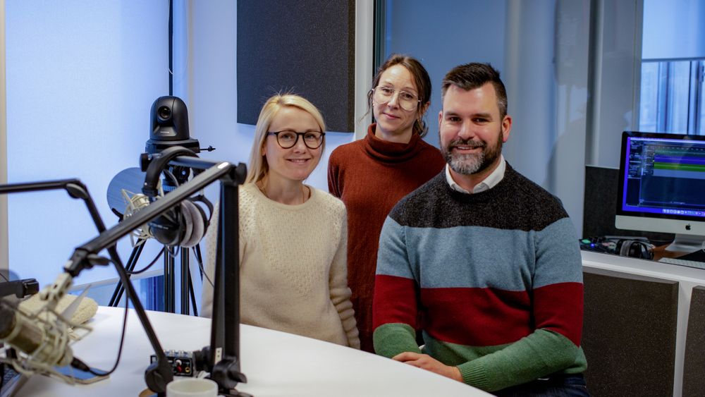 Øyvind Kyrkjebø i Nito snakker om hvordan det at kollegaer snakker om hva de tjener kan føre til høyere lønn i ukens episode av Teknisk sett karriere. Podkasten er laget av Tuva Strøm Johannessen (t.v.) og Kjersti Flugstad Eriksen.