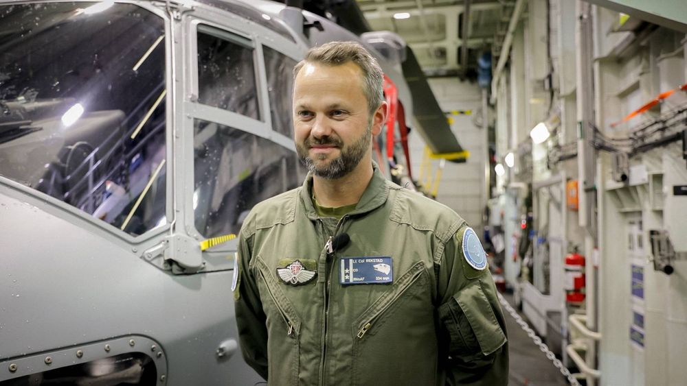 Oberstløytnant Jan Egil Rekstad, sjef for 334 skvadron, sammen med et NH90 om bord på KNM Fridtjof Nansen høsten 2020.