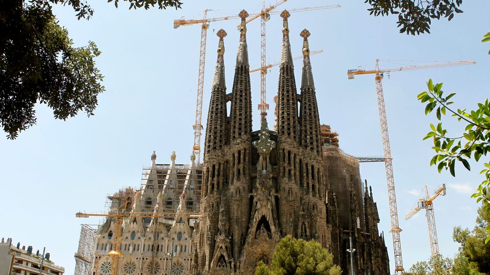 La Sagrada Família har vært en byggeplass i nær 140 år. Den planlagte ferdigstillelsen i 2026 er utsatt på grunn av pandemien.