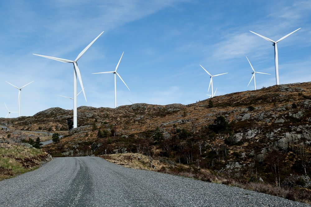 Et flertall av de spurte i Nationens undersøkelse ønsker ikke vindturbiner i egen kommune. Her ser vi vindturbiner i Midtfjellet vindpark i Fitjar kommune i Sunnhordland. 