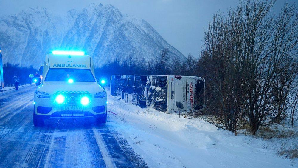 En buss med 22 passasjerer om bord ble blåst av veien og veltet i Hadsel kommune i Nordland søndag formiddag. Ingen personer ble alvorlig skadd. 