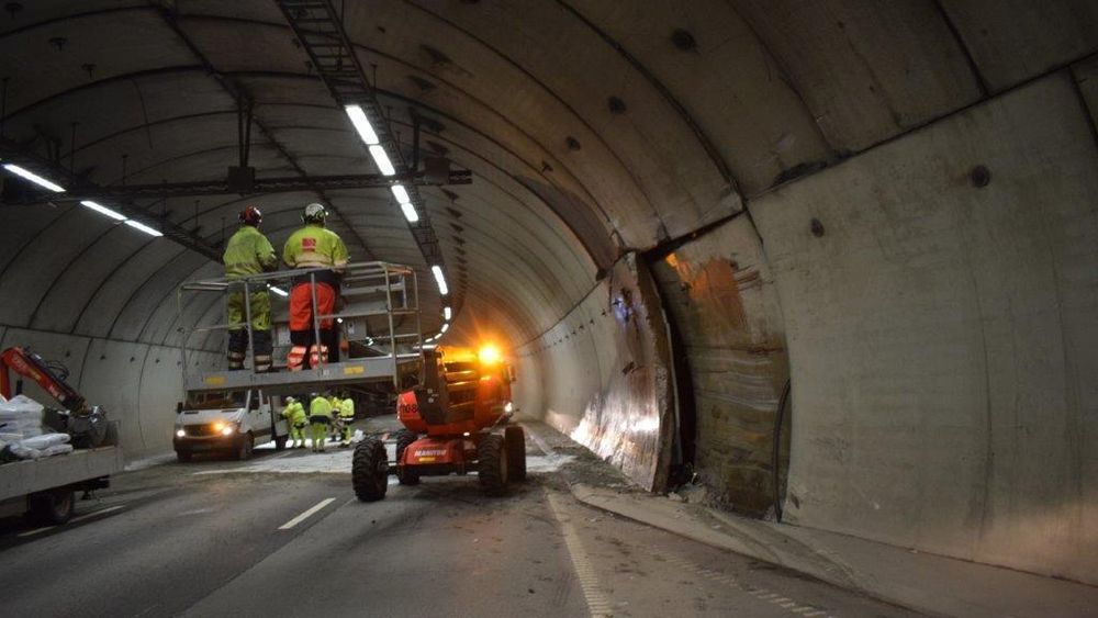 Både vegg- og takelementer i Lørentunnelens vestgående løp ble skadet i betongbilvelten før jul, skader som også påvirker det elektriske anlegget og brannsikringen i tunnelen