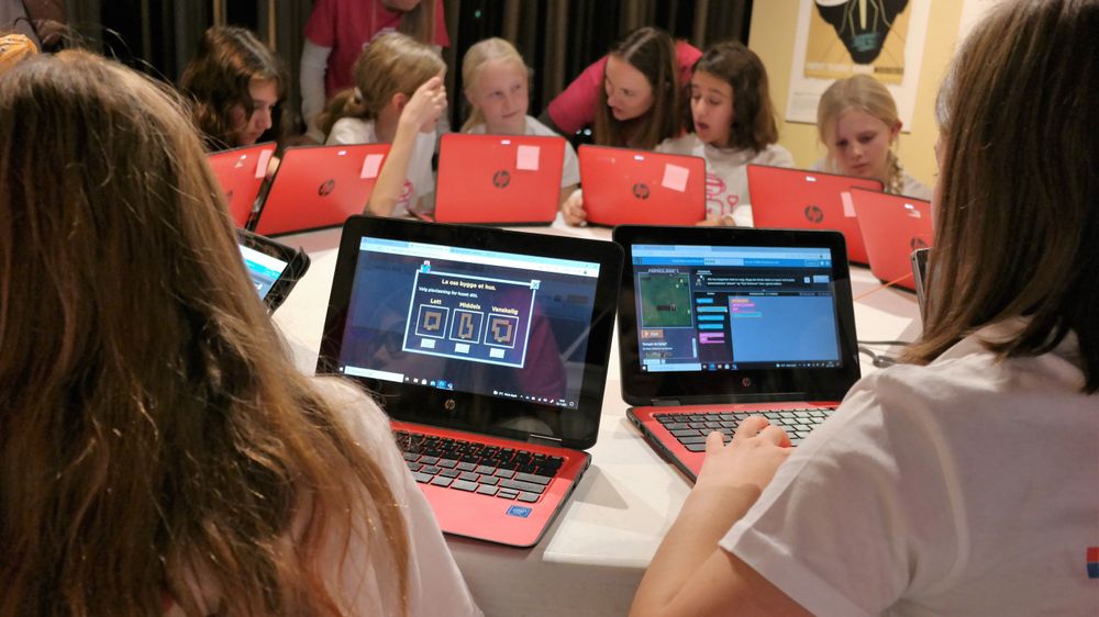 Det haster å få på plass en teknologi- og realfagsstrategi som virker, mener IKT-Norge. Her koder barneskoleelever i Minecraft på Girltechfest i Oslo.