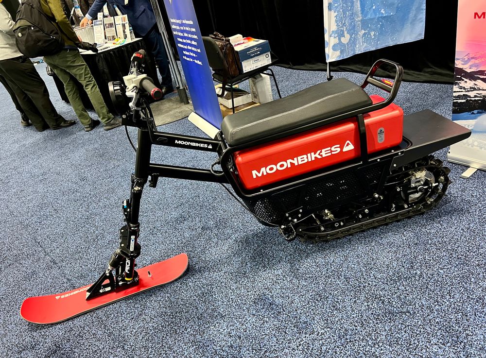 El-snøscooter: Nå har også den elektriske varianten kommet. Moonbike veier bare 87 kilo, har toppfart på 42 km/t og kan holde det gående i halvannen time.