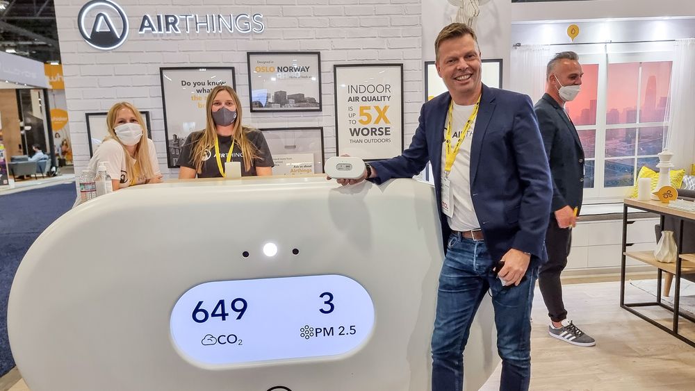 Tross Covid og nedskalert CES, 40 prosent vekst bringer fram smilet til  Airthings-sjef Øyvind Birkenes, som viser fram de nye sensorene med skjerm på messen.