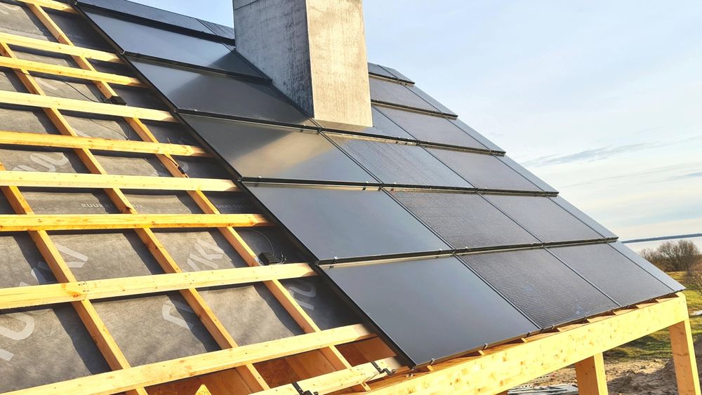 Solcellene legges med overlapp. Aluminiumsprofilene sørger for at det ikke lekker vann inn i taket mellom panelene.