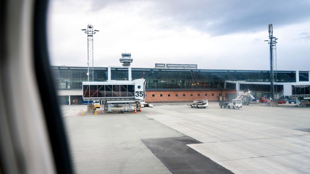Trondheim lufthavn Værnes ble stengt søndag kveld.