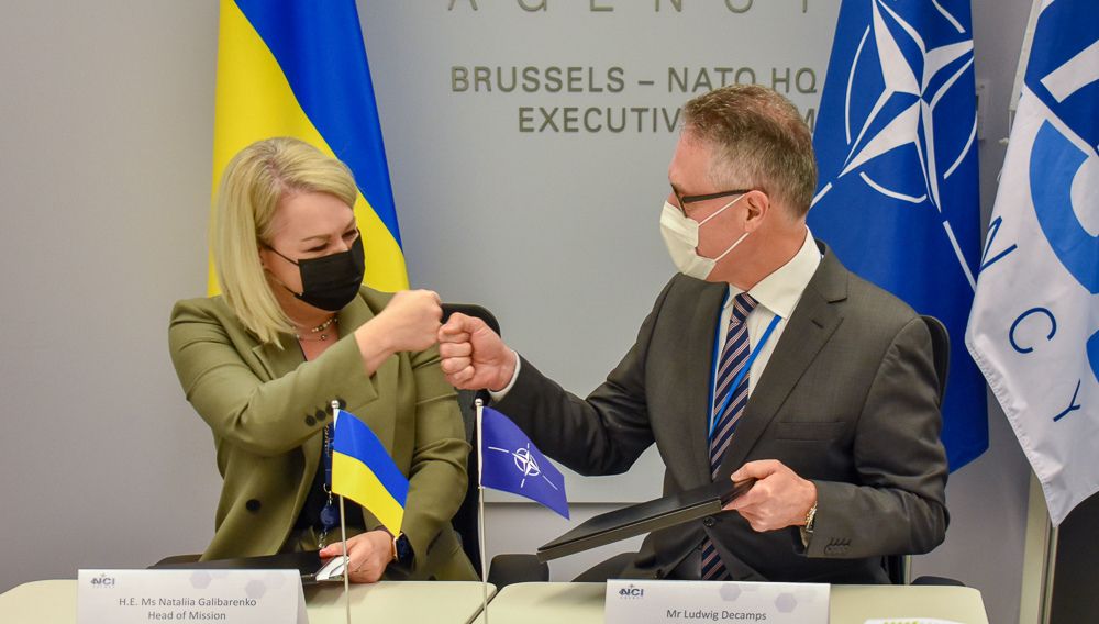 Ukrainas Nato-ambassadør Nataliia Galibarenko og Ludwig Decamps, som er direktør for Natos kontor for informasjon og kommunikasjon, er fornøyd med avtaleinngåelsen.