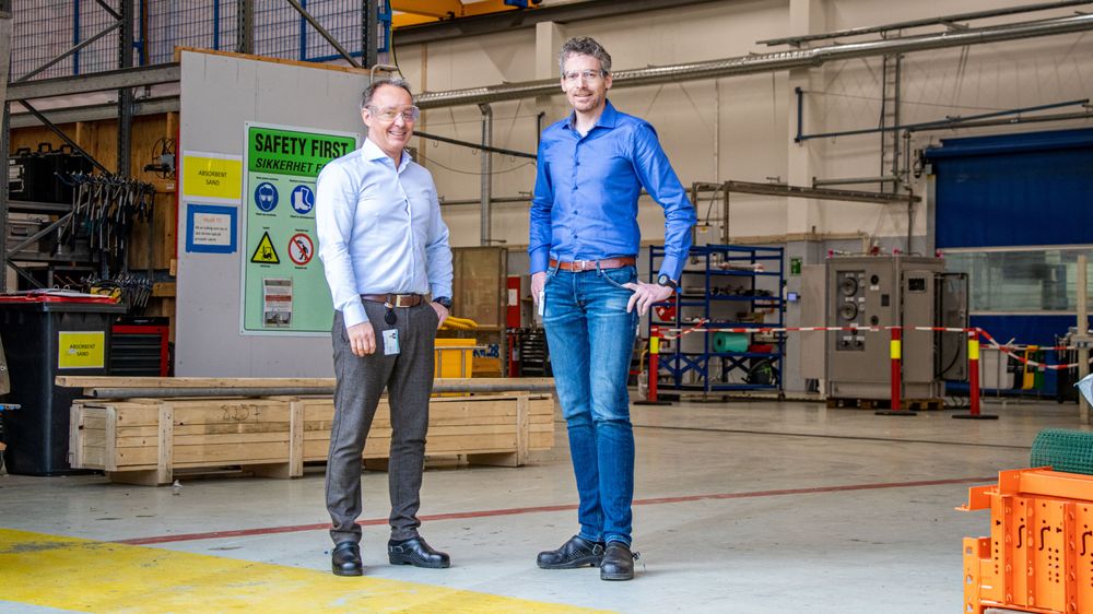 Tor Atle Desiz (til venstre) og Rune Johansen i Hitec Products skal produsere anlegg for kjemisk resirkulering av plast gjennom oppstarten Pointbreak. Teknologien er utviklet i samarbeid med Norner.