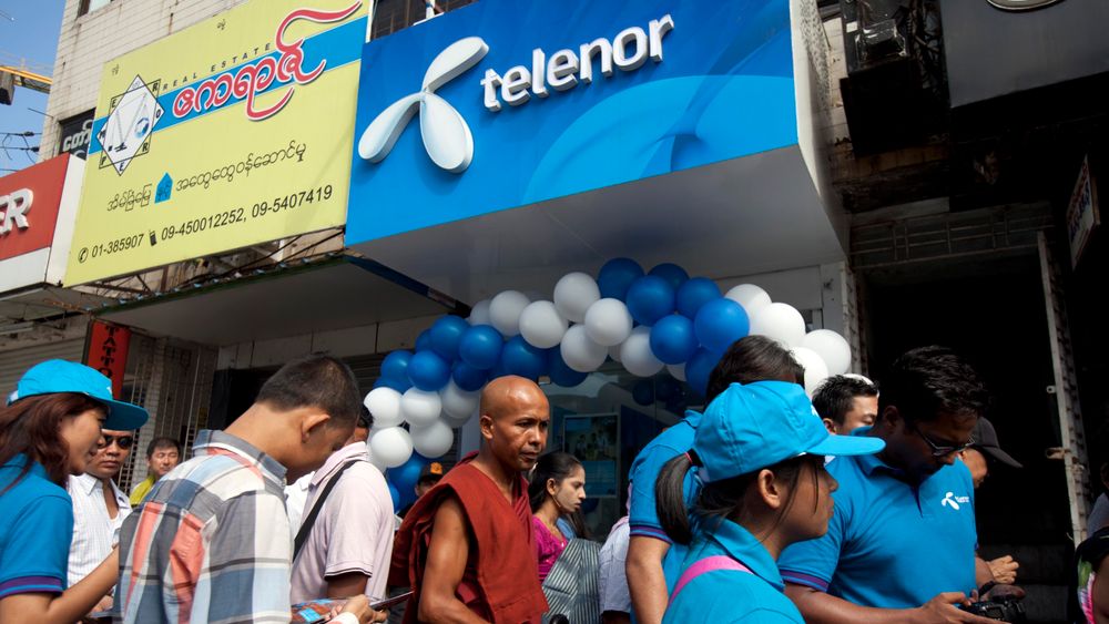 Kø utenfor en butikk for å kjøpe Simkort fra Telenor, i Yangon, Myanmar.