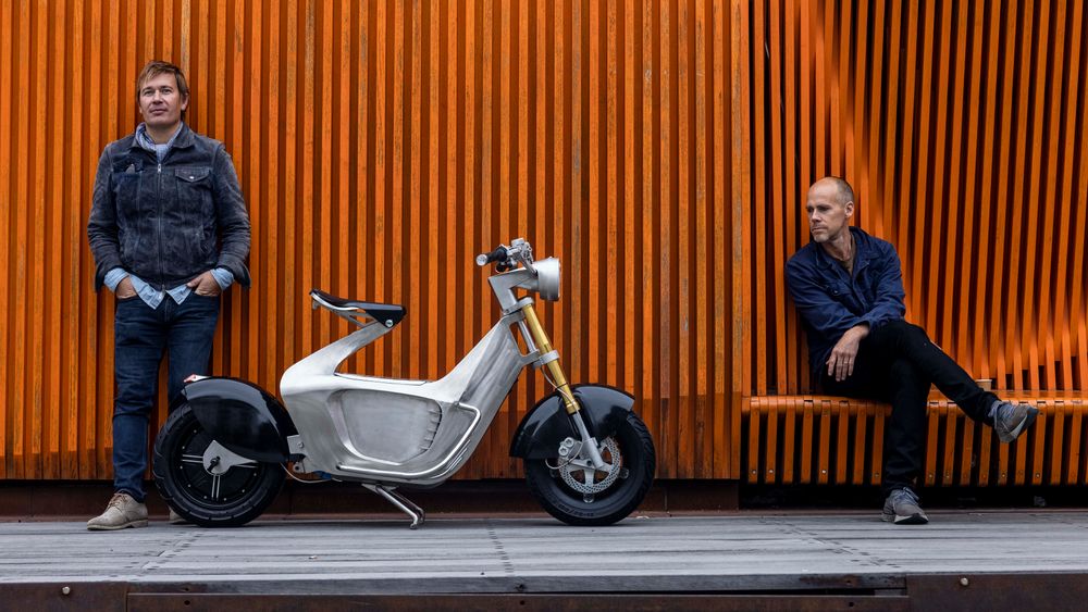 Tue Beijer, som er utdannet industridesigner, sammen med Jonar Nyvang, sivilingeniør innen industriell økonomi. De har første versjon  av den sammenbrettete scooteren mellom seg.
