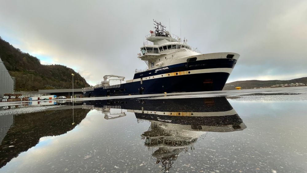 Arctig Pearl på flatholmen i Ålesund like før den ble slept til verftet for ombygging.