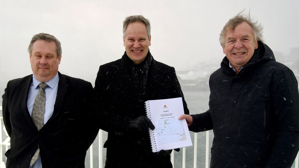 Fra venstre Anders Sæternes (avdelingsdirektør ferje, Statens vegvesen), samferdselsminister Jon-Ivar Nygård (Ap) og Torkild Torkildsen (administrerende direktør i Torghatten Nord).